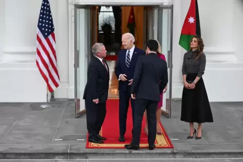 ملك الأردن (يسار) مع بايدن خلال زيارته إلى واشنطن (الفرنسية).webp