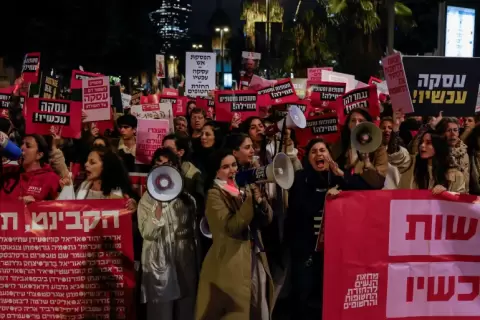 متظاهرون في تل أبيب يطالبون حكومة نتنياهو بالعمل على إعادة الأسرى (رويترز-أرشيف).webp