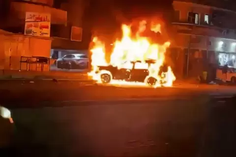 احتراق السيارة المستهدفة شرقي بغداد جراء القصف (مواقع التواصل).webp