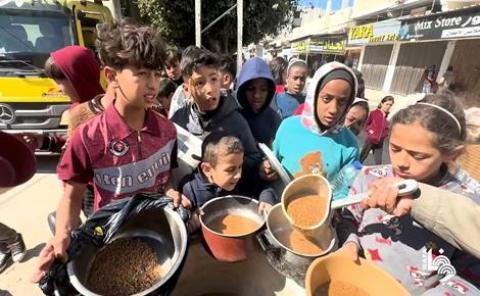 طوابير للحصول على طعام في دير البلح