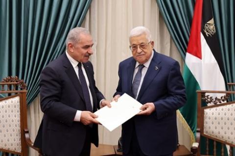 الرئيس يقبل استقالة حكومة اشتية.JPG