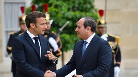 السيسي يؤكد لماكرون رفض تهجير الفلسطينيين إلى مصر "بأي شكل"