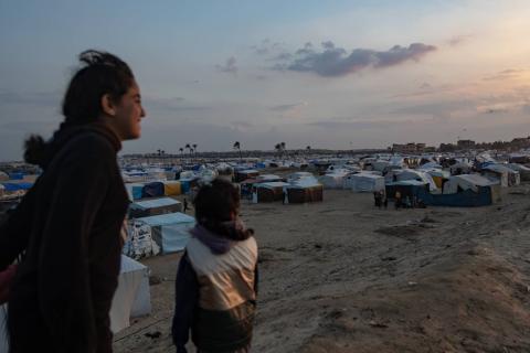 نازحون فلسطينيون على شاطئ البحر قرب مخيم للنازحين في رفح جنوب قطاع غزة (إ.ب.أ).jpeg