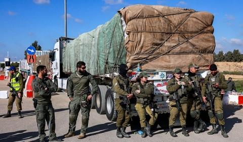 إدخال مساعدات للقطاع من معبر كرم أبو سالم، الثلاثاء الماضي (Getty Images).jpg