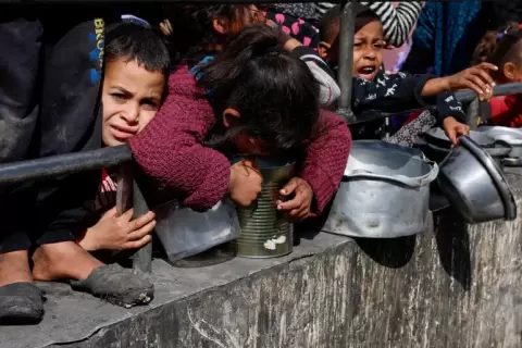 نحو مليوني فلسطيني بغزة يعانون من نقص حاد في الغذاء والدواء (رويترز).webp