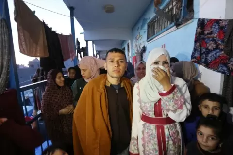 رغم الحرب أصر إبراهيم ونرمين على أن يُقيما زفافهما داخل مدرسة للنازحين وإكمال حياتهما الزوجية مؤقتا من داخل السيارة...webp