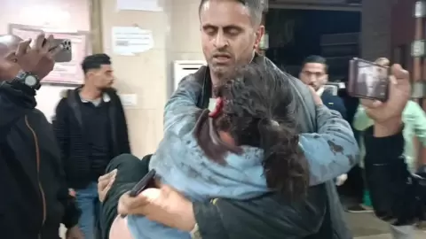 نجاة فنان فلسطيني من غارة إسرائيلية على منزله في غزة