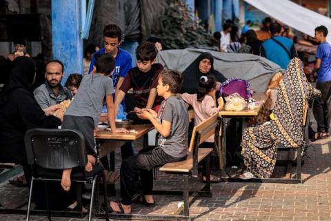 عائلة في ملعب مدرسة تديرها أونروا حُوّل إلى مأوى للفلسطينيين النازحين في خان يونس جنوب قطاع غزة (الفرنسية).jpg