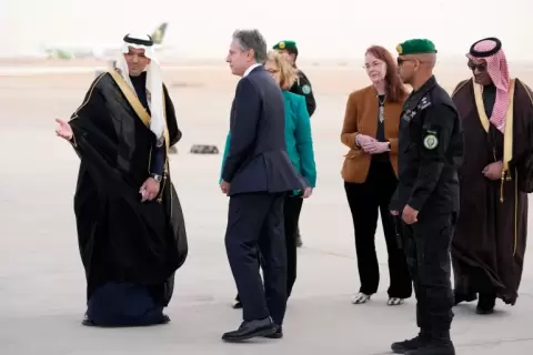 بلينكن مع مسؤولين سعوديين لدى وصوله الرياض (الفرنسية).webp