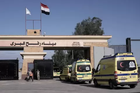 سيارات الإسعاف المصرية تعبر من رفح المصرية إلى غزة الأحد 19 نوفمبر 2023AP Photo/Amr Nabil