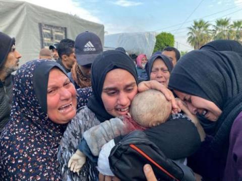 من تحت الأنقاض.. فلسطينية تستغيث لإنقاذ أطفالها بعد قصف إسرائيلي