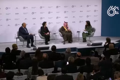جلسة لكل من وزراء خارجية مصر وبلجيكا والسعودية (من اليسار تباعا) في مؤتمر ميونخ بدورته الـ16 (الجزيرة).webp