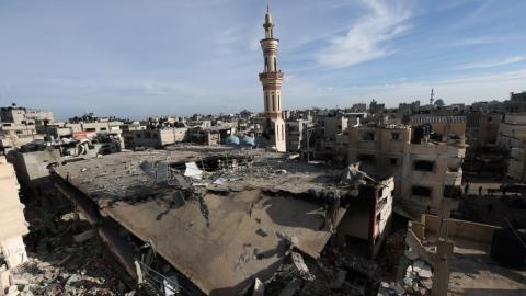 فلسطينيون يتفقدون موقع غارة إسرائيلية على مسجد، في رفح جنوبي قطاع غزة، 12 فبراير 2024. (رويترز).jpeg