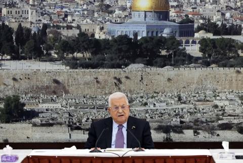الرئيس محمود عباس أثناء ترؤسه اجتماع القيادة الفلسطينية (تصوير-ثائر غنايم).jpg