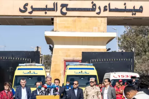 غوتيريش خلال زيارته معبر رفح من الجانب المصري أشار إلى الطوابير الطويلة من الشاحنات بينما يعاني أهل غزة المجاعة (غيتي).webp