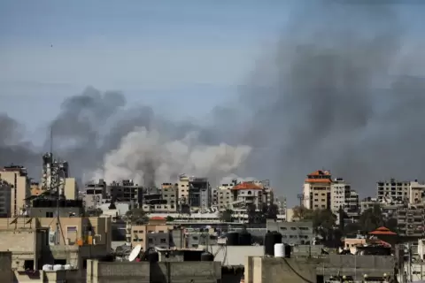 دخان يتصاعد إثر قصف إسرائيلي استهدف الخميس مجمع الشفاء الطبي ومحيطه بمدينة غزة (رويترز).webp