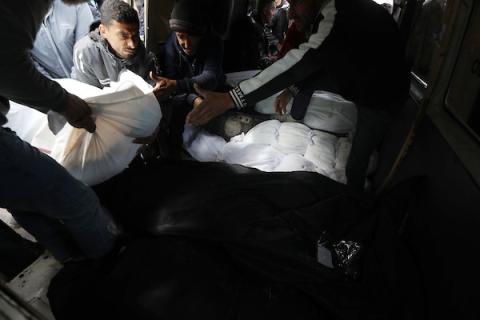 أقارب الفلسطينيين الذين قتلوا في الهجمات الإسرائيلية، يبكون أثناء استلامهم الجثث من مشرحة مستشفى الأقصى لدفنها في دير البلح، غزة، في 14 مارس 2024. تصوير: عمر اشتوي
