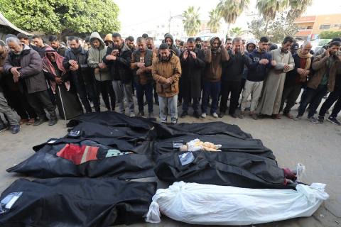 أقارب الفلسطينيين الذين قتلوا في الهجمات الإسرائيلية، يبكون أثناء استلامهم الجثث من مشرحة مستشفى الأقصى لدفنها في دير البلح، غزة، في 17 مارس 2024. تصوير: علي حمد