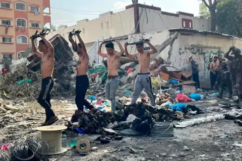صورة سبق أن نشرتها وزارة الجيش الإسرائيلية لمعتقلين في غزة بدعوى أنهم مسلحون.webp