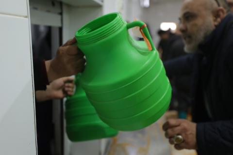 طهاة فلسطينيون يعدون وجبات خيرية خلال شهر رمضان في مدينة الخليل بالضفة الغربية، في 23 مارس 2024. تصوير مأمون وزوز