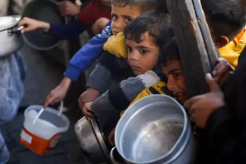 جوعى ينتظرون المساعدات في غزة رغم قتلى القافلة وسط خلافات بشأن الإمدادات