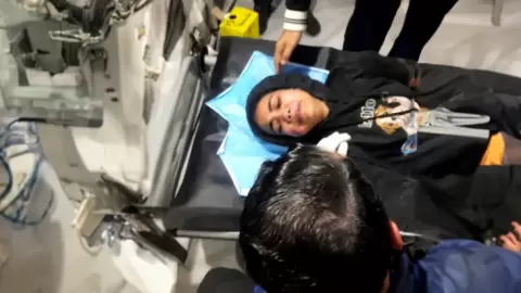 إجلاء الفتاة حلا من تحت أنقاض منزلها بخان يونس بعد 40 ساعة من الحصار
