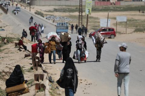 فلسطينيون، يحملون متعلقاتهم الشخصية، يسيرون أثناء هجرتهم إلى دير البلح بعد أن داهمت القوات الإسرائيلية مستشفى الشفاء وأجبرت سكان المستشفى على الإخلاء، مدينة غزة، غزة في 25 مارس 2024. تصوير: عمر اشتيوي