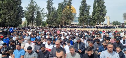 125 ألف مواطن يؤدون صلاة الجمعة الثالثة من رمضان في المسجد الأقصى.jpg