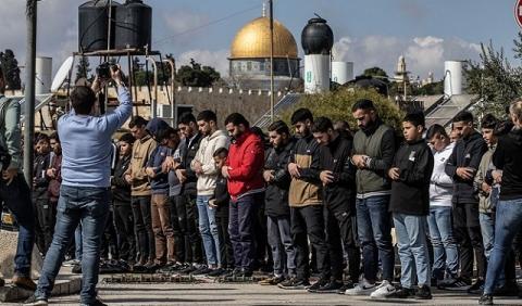 مصلّون مُنعوا من دخول المسجد في فبراير (Getty Images(.jpg