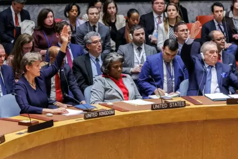 جميع أعضاء المجلس وافقوا على القرار إلا الولايات المتحدة التي امتنعت عن التصويت (الأوروبية).webp