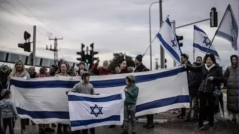 بالفيديو إسرائيليون يقتحمون حواجز شرطة ويحاولون الوصول لمقر نتنياهو