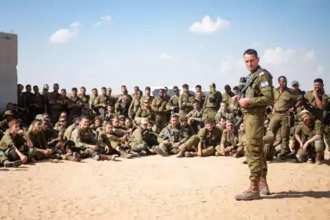 رئيس أركان الجيش الإسرائيلي هرتسي هاليفي أمام جمع من جنوده (الصحافة الإسرائيلية).webp