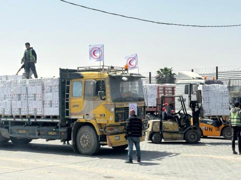 الهلال يتمكن من إدخال وتوزيع 9 شاحنات مساعدات لمناطق شمال غزة
