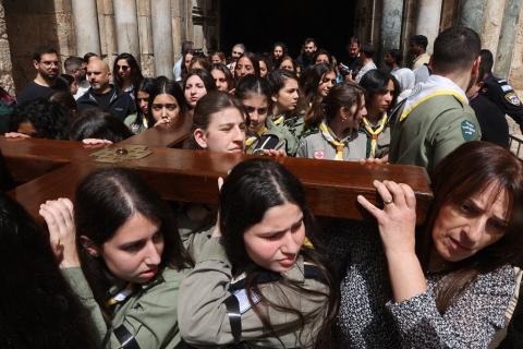 مسيرة  درب الصليب في ساحة كنيسة القيامة في القدس المحتلة (أ ف ب).jpg