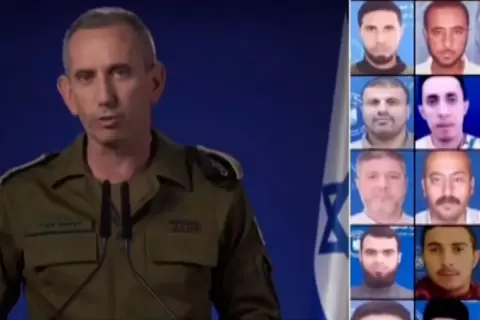 هاغاري يعرض صورا لفلسطينيين قال إنهم اعتقلوا داخل مجمع الشفاء الطبي في غزة (الجزيرة).webp