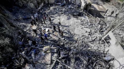 نظرة وداع عبر الأثير.. فلسطيني بمصر يرثي أطفاله بغزة