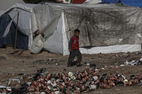 الحياة اليومية للفلسطينيين المهجرين داخل مركز إيواء في دير البلح وسط قطاع غزة، 19 مارس 2024. تصوير: عمر اشتوي