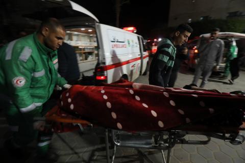 نقل الجرحى الفلسطينيين (بينهم أطفال) إلى مستشفى شهداء الأقصى في دير البلح لتلقي العلاج إثر العدوان الإسرائيلي على قطاع غزة، يوم 24 مارس 2024. تصوير: عمر اشتاوي