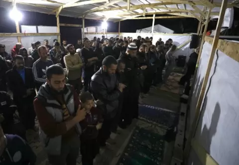 اعتكاف أول ليالي العشر الأواخر من رمضان بمراكز النزوح في غزة