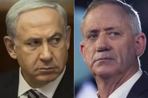 العضو في حكومة الحرب الإسرائيلية بيني غانتس (يمين) ورئيس الوزراء الإسرائيلي بنيامين نتنياهو (غيتي).webp