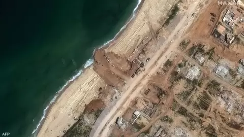 صورة تظهر العمل على مشروع الميناء المؤقت في غزة.webp