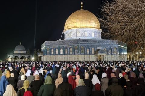 120 ألفا يؤدون صلاتي العشاء والتراويح في المسجد الأقصى.jpeg