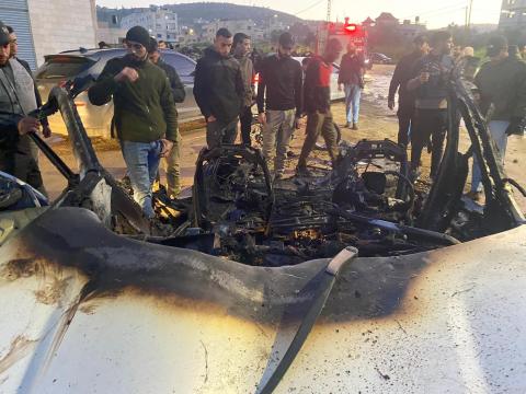 بقايا المركبة التي كان يستقلها الشهداء الثلاثة.jpg