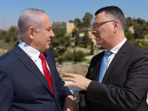 ساعر (يمين) طالب نتنياهو بضم حزبه إلى مجلس الحرب لكن الأخير لم يوافق (الصحافة الإسرائيلية).webp