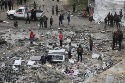 أشخاص يتفقدون الأضرار ويستعيدون العناصر من منازلهم في أعقاب الغارات الجوية الإسرائيلية في 19 مارس 2024 في النصيرات، قطاع غزة.
