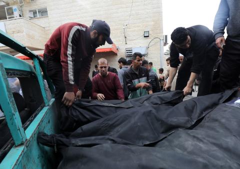 أقارب الفلسطينيين الذين قتلوا في الهجمات الإسرائيلية، يبكون أثناء استلامهم الجثث من مشرحة مستشفى الأقصى لدفنها في دير البلح، غزة في 29 مارس 2023. تصوير :علي حمد