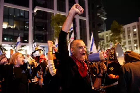 المفاوضات تجري وسط تزايد الضغوط الشعبية في إسرائيل على نتنياهو لإبرام صفقة لإطلاق سراح الأسرى (رويترز).webp