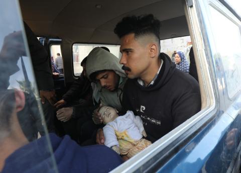 أقارب الفلسطينيين الذين قتلوا في الهجمات الإسرائيلية، يبكون أثناء استلامهم الجثث من مشرحة مستشفى الأقصى لدفنها في دير البلح، غزة، في 17 مارس 2024. تصوير: علي حمد