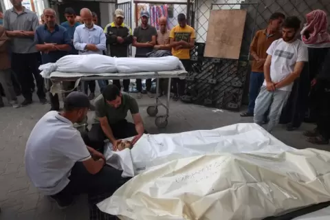 استشهاد 8 فلسطينيين من فرق تأمين المساعدات إثر استهداف طائرات الاحتلال الإسرائيلي (الفرنسية).webp
