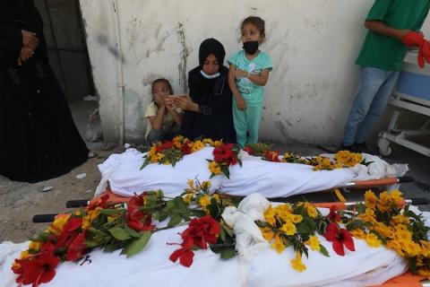 عمال الصحة الفلسطينيون ينتشلون الجثث التي دفنتها القوات الإسرائيلية في مجمع مستشفى ناصر في خان يونس جنوب قطاع غزة في 21 أبريل 2024. تصوير: عمر أشتوي